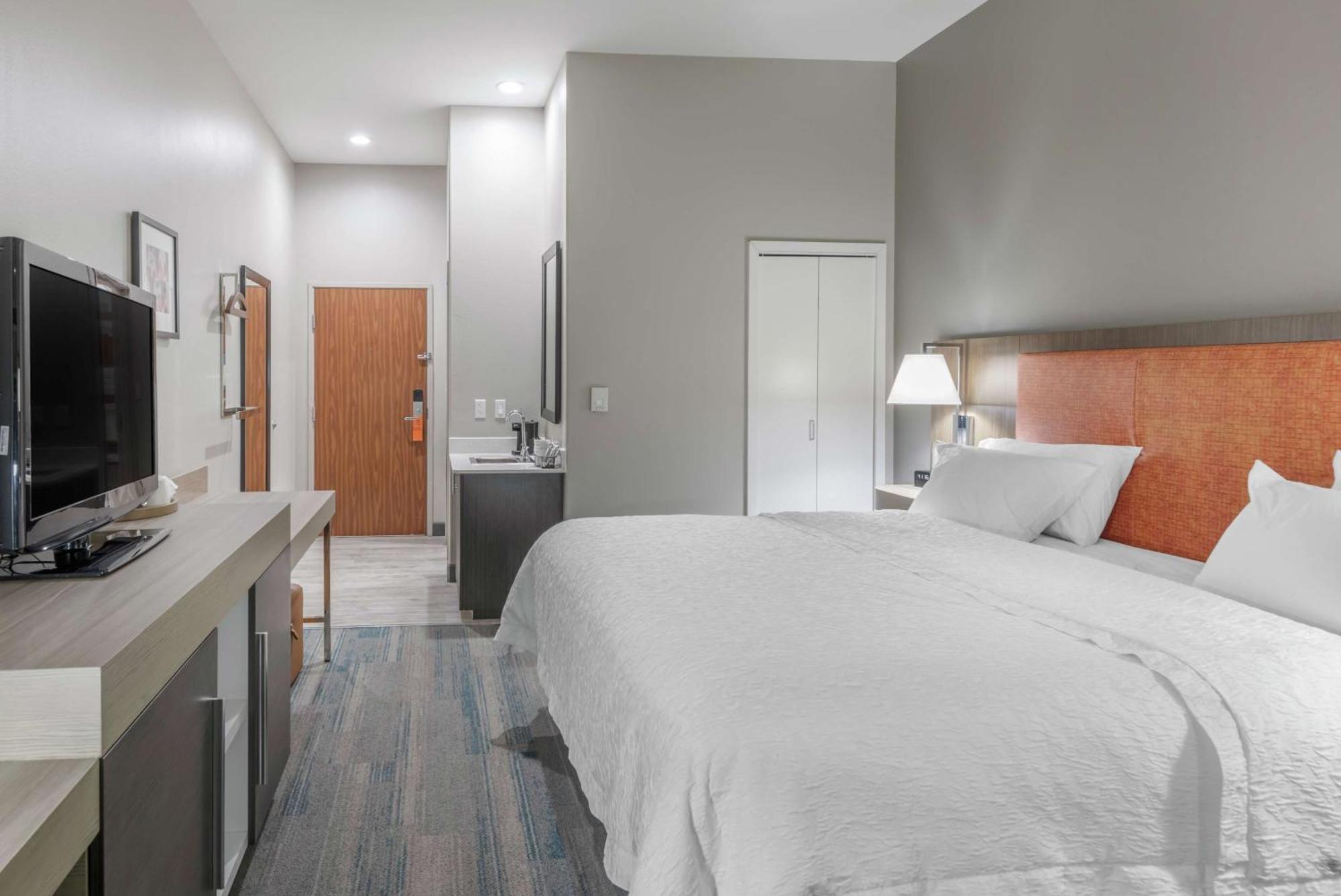 Hampton Inn Браунвуд Экстерьер фото