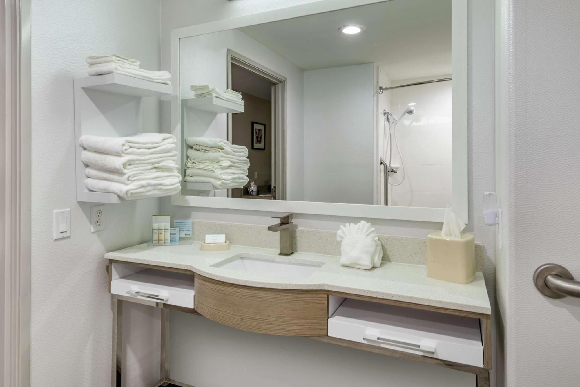 Hampton Inn Браунвуд Экстерьер фото