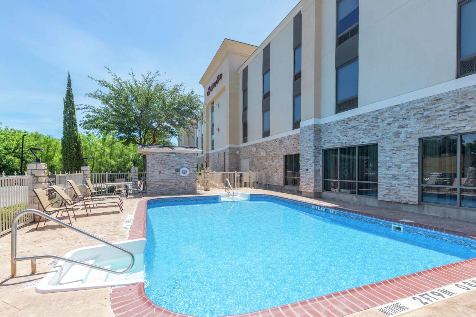 Hampton Inn Браунвуд Экстерьер фото
