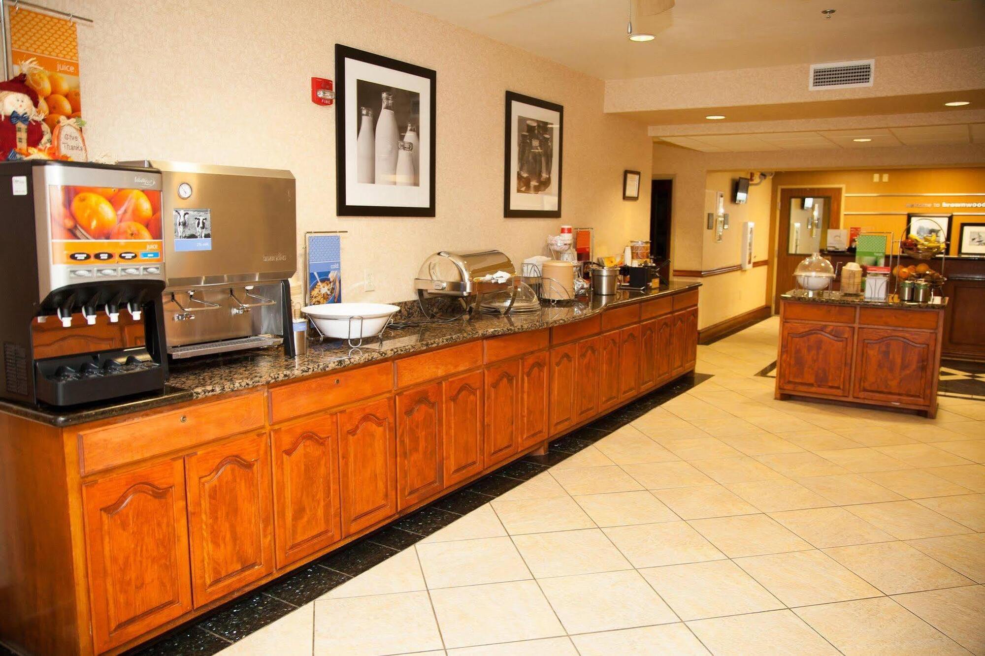 Hampton Inn Браунвуд Экстерьер фото
