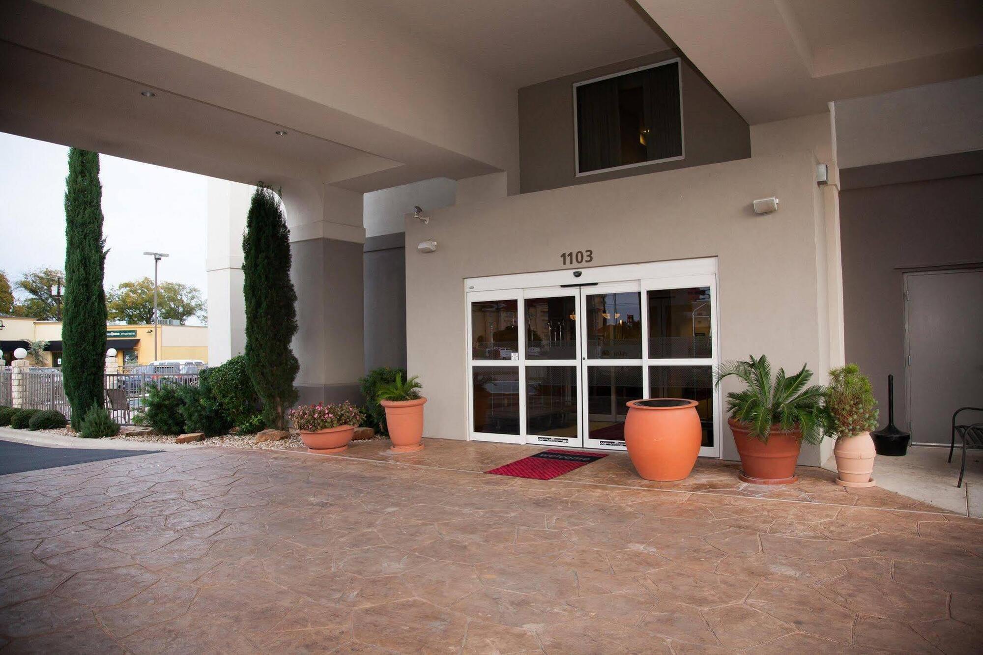 Hampton Inn Браунвуд Экстерьер фото