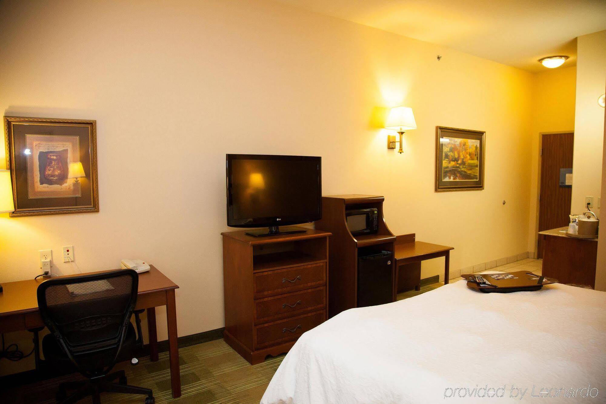 Hampton Inn Браунвуд Экстерьер фото