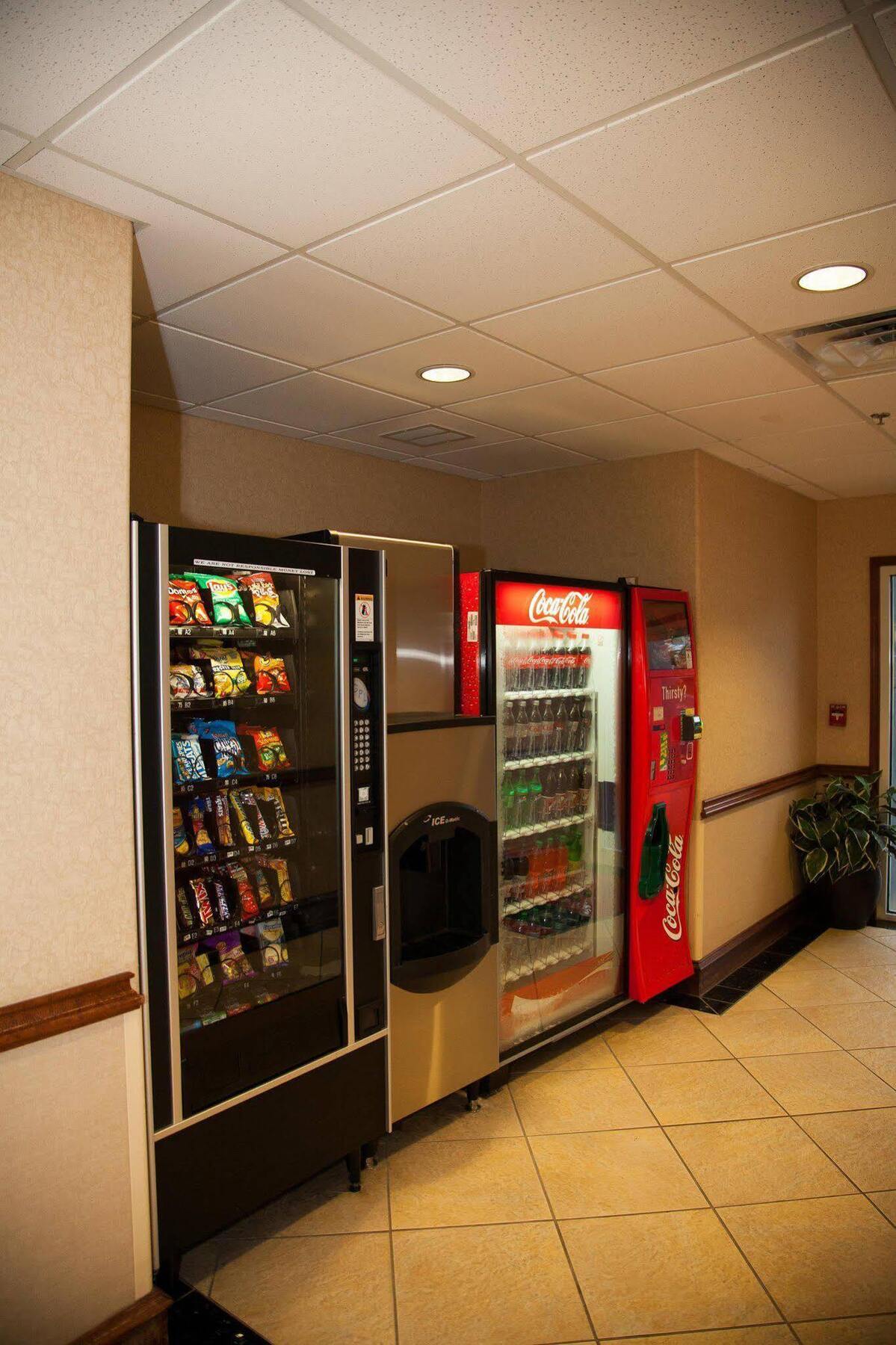 Hampton Inn Браунвуд Экстерьер фото
